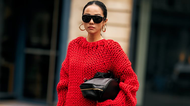 Κόκκινο πουλόβερ: 14 λουκ που θα σε πείσουν να το προσθέσεις στην γκαρνταρόμπα σου