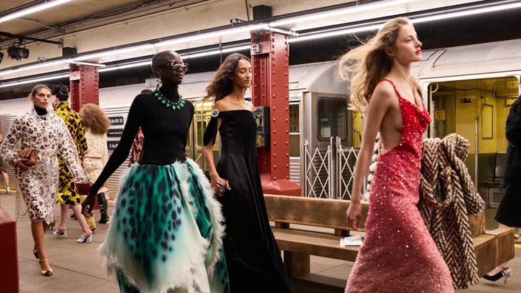 Chanel Métiers d’Art 2026: Ραντεβού στο μετρό