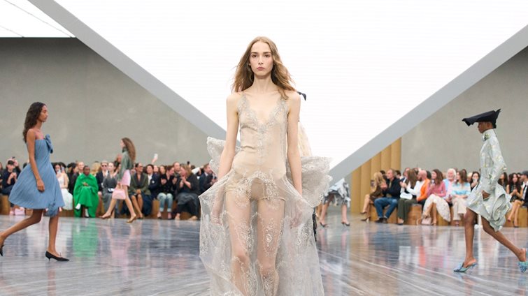 Dior SS26: Όλα τα μάτια στραμμένα στο ντεμπούτο του Jonathan Anderson