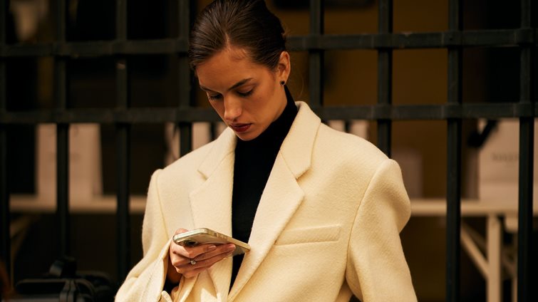 Stylish και άνετη: Έτσι θα φορέσεις το αγαπημένο σου blazer το βράδυ και δεν θα κρυώνεις