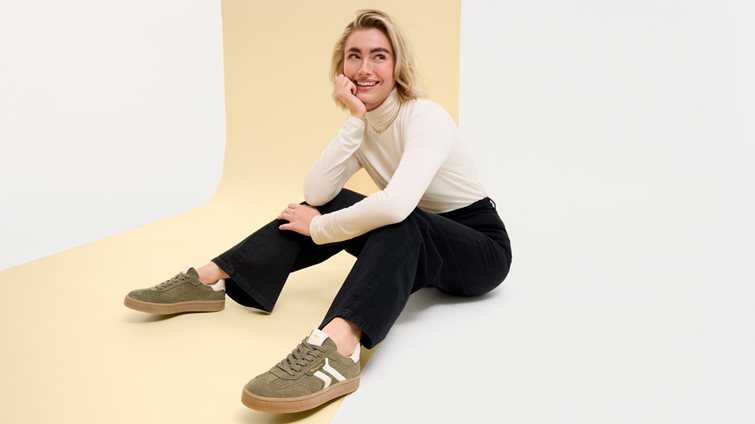 Αυτά τα ρετρό sneakers συνδυάζονται με κάθε look της ντουλάπας σου
