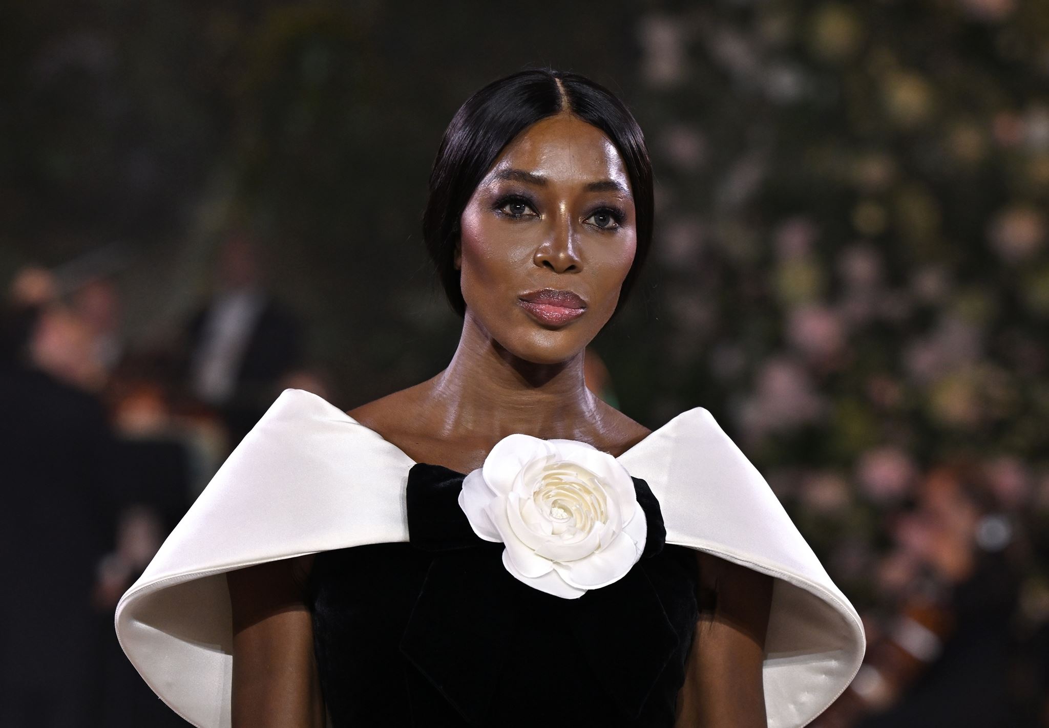 Naomi Campbell: Άλλαξε το χρώμα των μαλλιών της και υιοθέτησε το πιο γλυκό καστανό