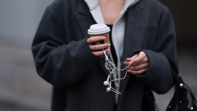 Italian Manicure: Το trick για να βάφεις τα νύχια σου και να δείχνουν αμέσως πιο μακριά