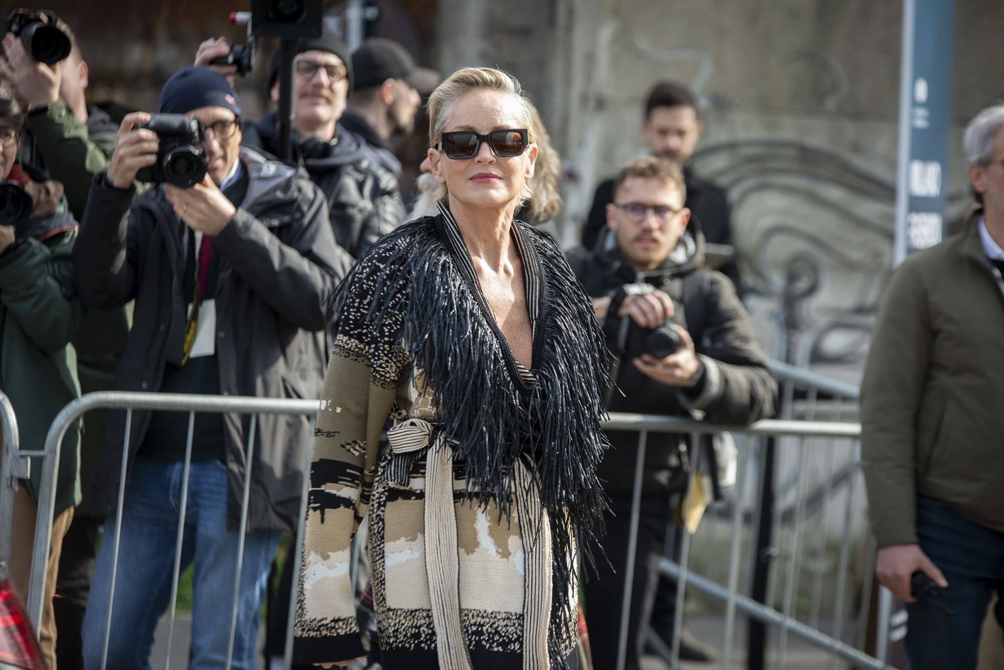 Sharon Stone: Υιοθέτησε το πιο stylish κοντό καρέ κούρεμα