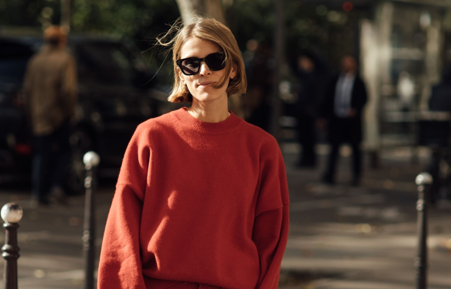 5 Γαλλίδες σού δείχνουν πώς να φορέσεις το πουλόβερ στο γραφείο