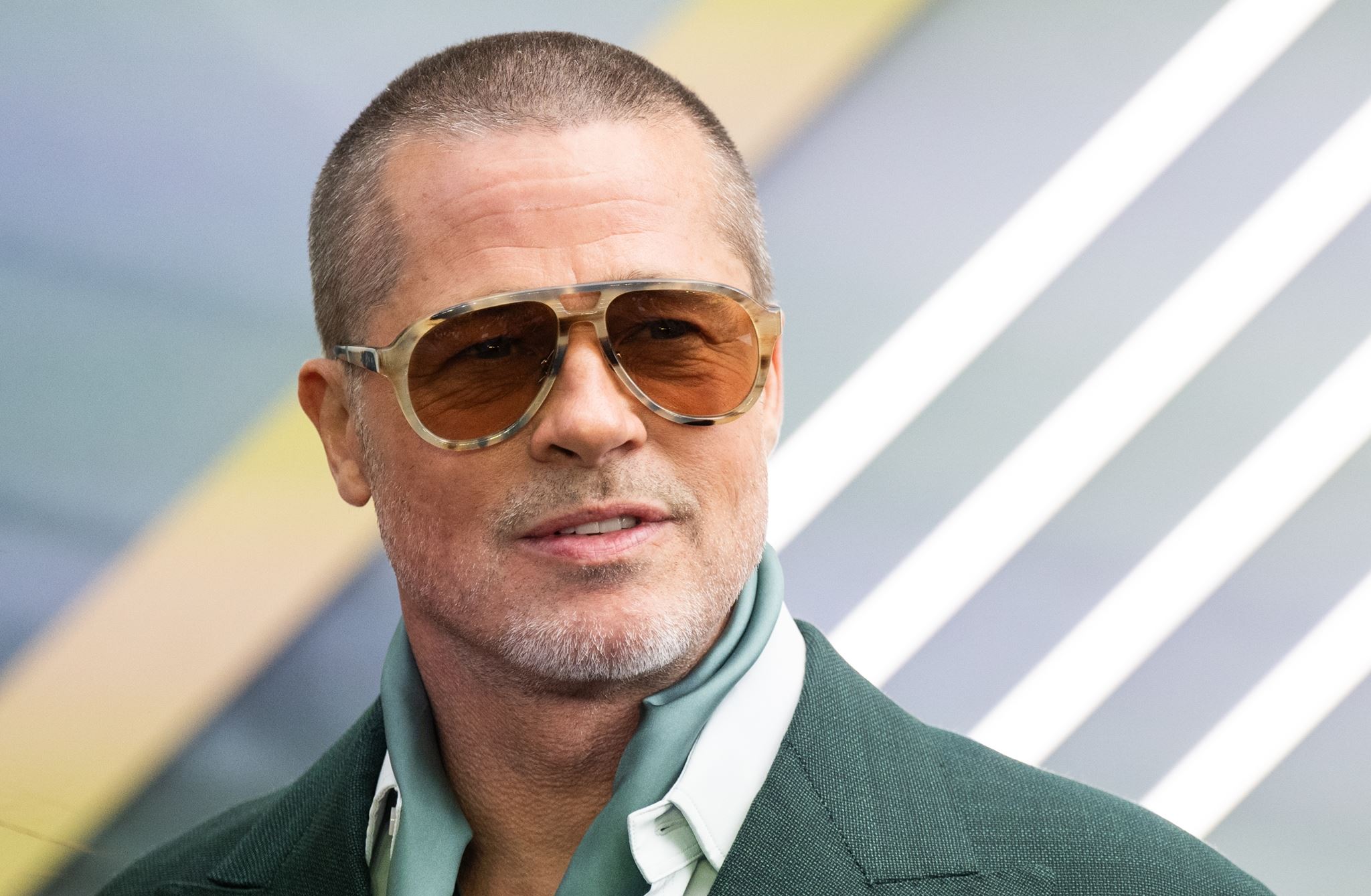 Ο Brad Pitt επιθυμεί να φτιάξει τη σχέση του με τα δίδυμα παιδιά του, αλλά "να κάνουν εκείνα το πρώτο βήμα"
