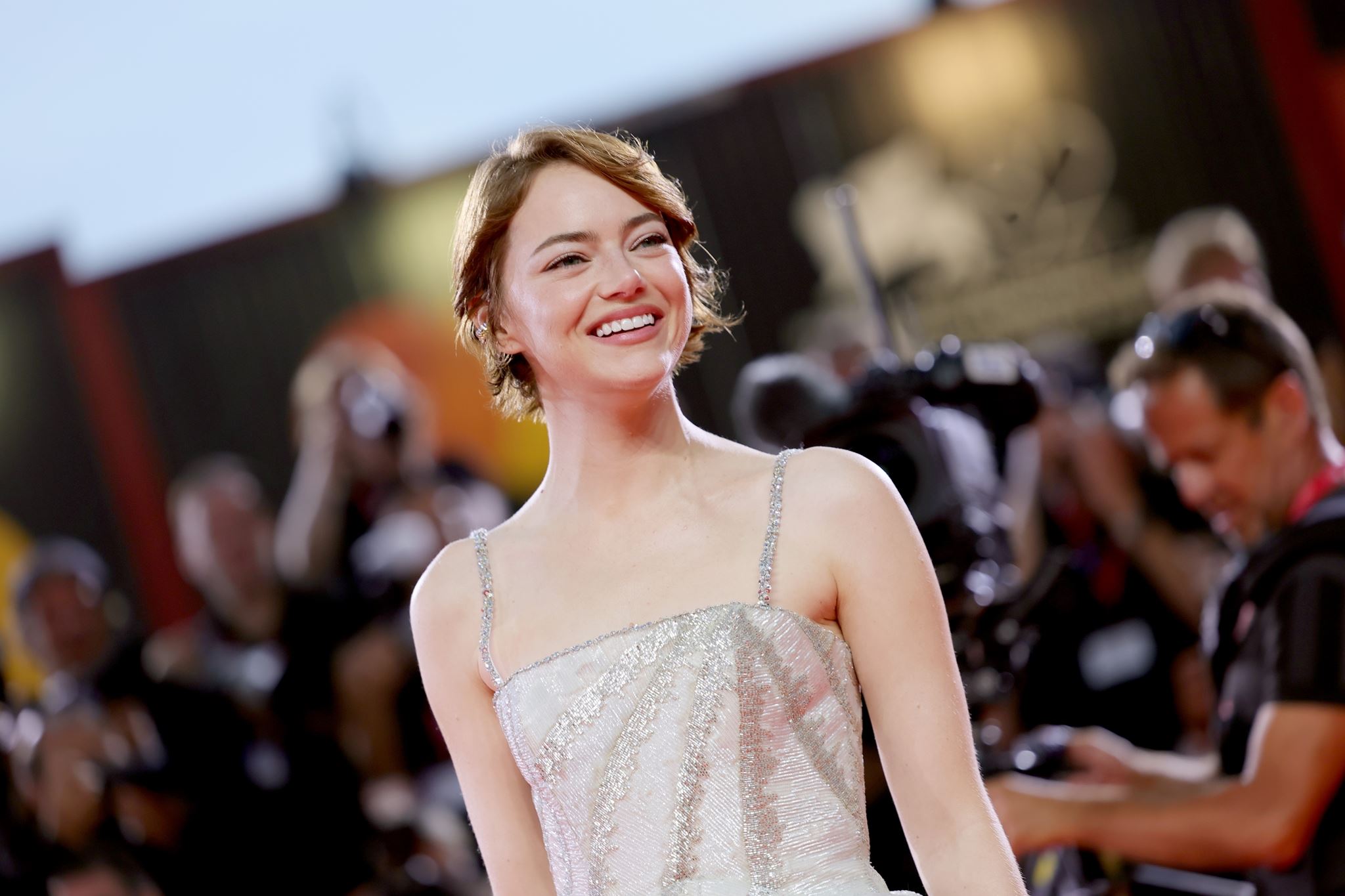 Emma Stone: Η σπάνια δημόσια εμφάνιση και το τρυφερό φιλί στον σύζυγό της στο Φεστιβάλ Βενετίας