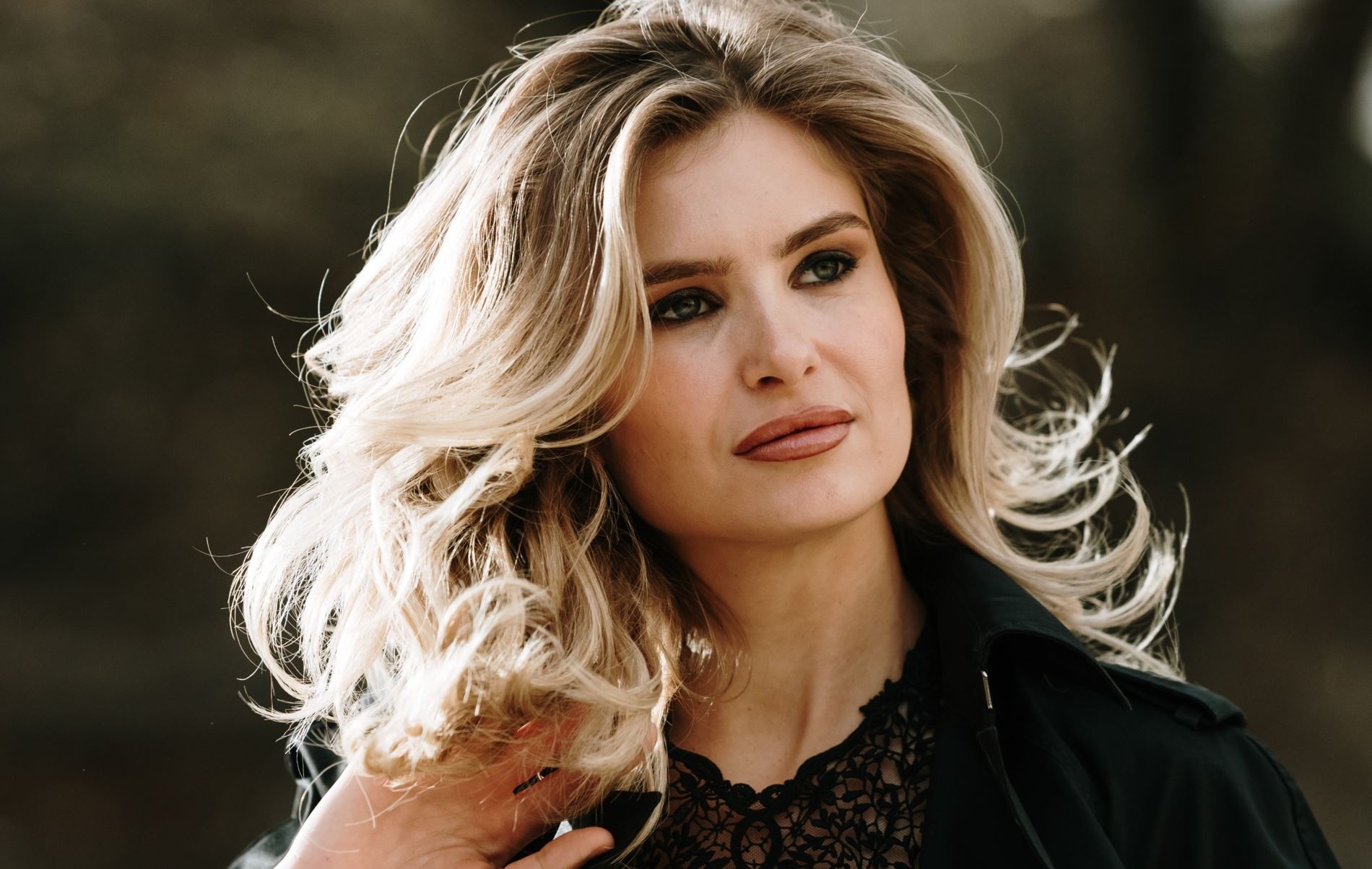 Κάτω από 15 ευρώ: 5 super hair oils που δρουν κατά του φριζαρίσματος