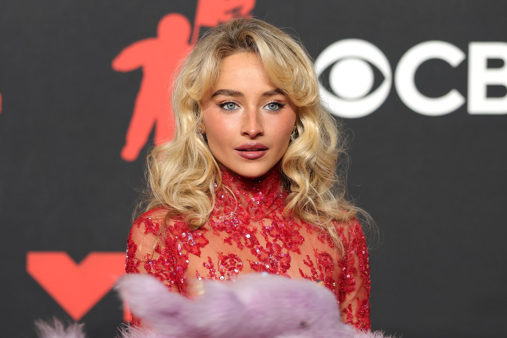Το dip της Sabrina Carpenter θα γίνει ανάρπαστο στα καλέσματα του φθινοπώρου