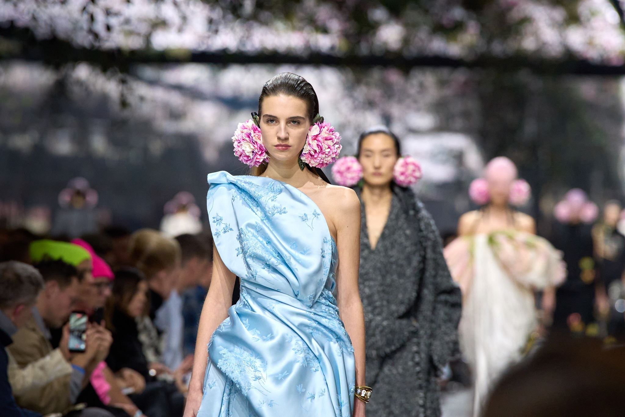 Dior Haute Couture SS26: Ένα μπουκέτο φρεσκάδας από τον Jonathan Anderson