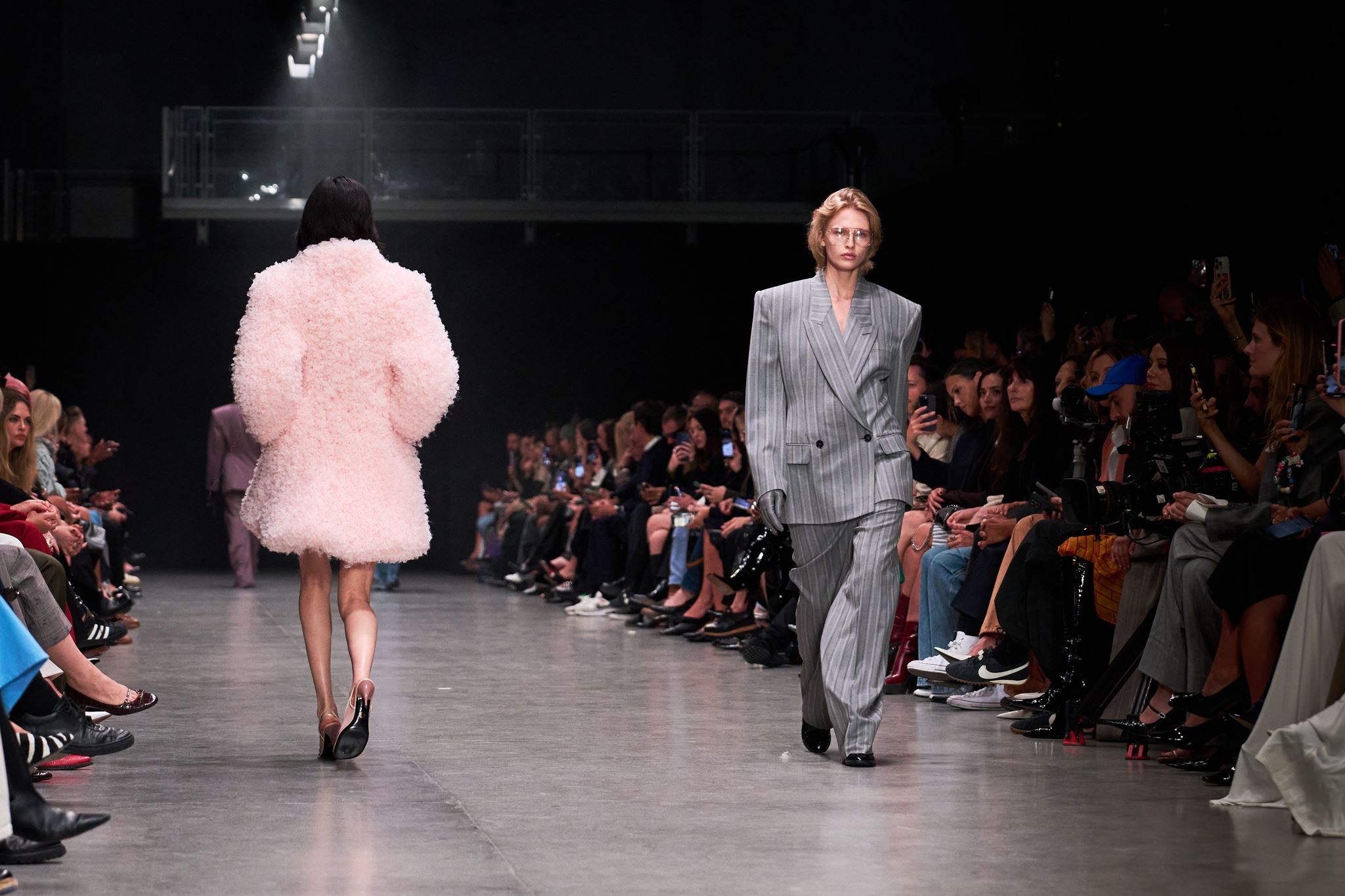 Γιατί τα corporate looks κυριαρχούν στις πιο πρόσφατες runway collections;