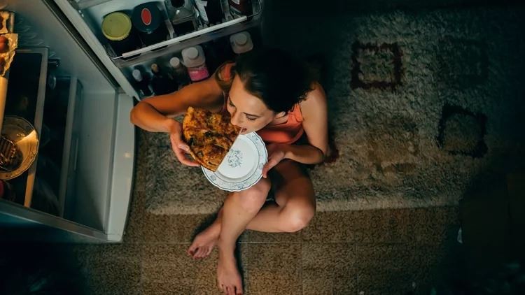 Junk food το βράδυ: Οι πιθανοί λόγοι που έχεις αυτήν την επιθυμία