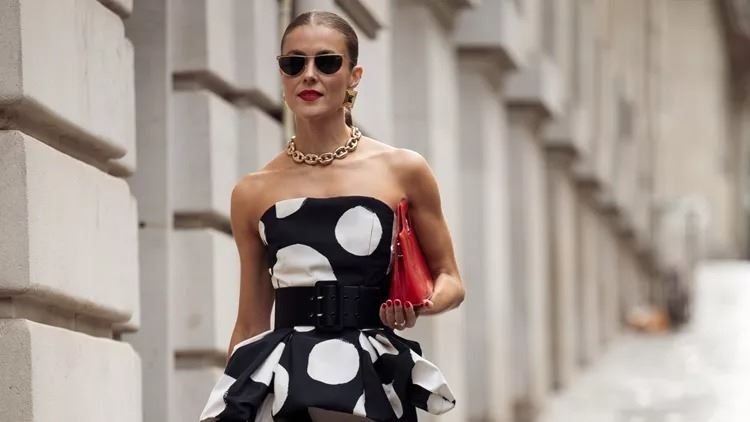 "Δεν ξέρω τι να φορέσω": 10 καλοκαιρινά looks για να αντιγράψεις την εβδομάδα που ξεκινά