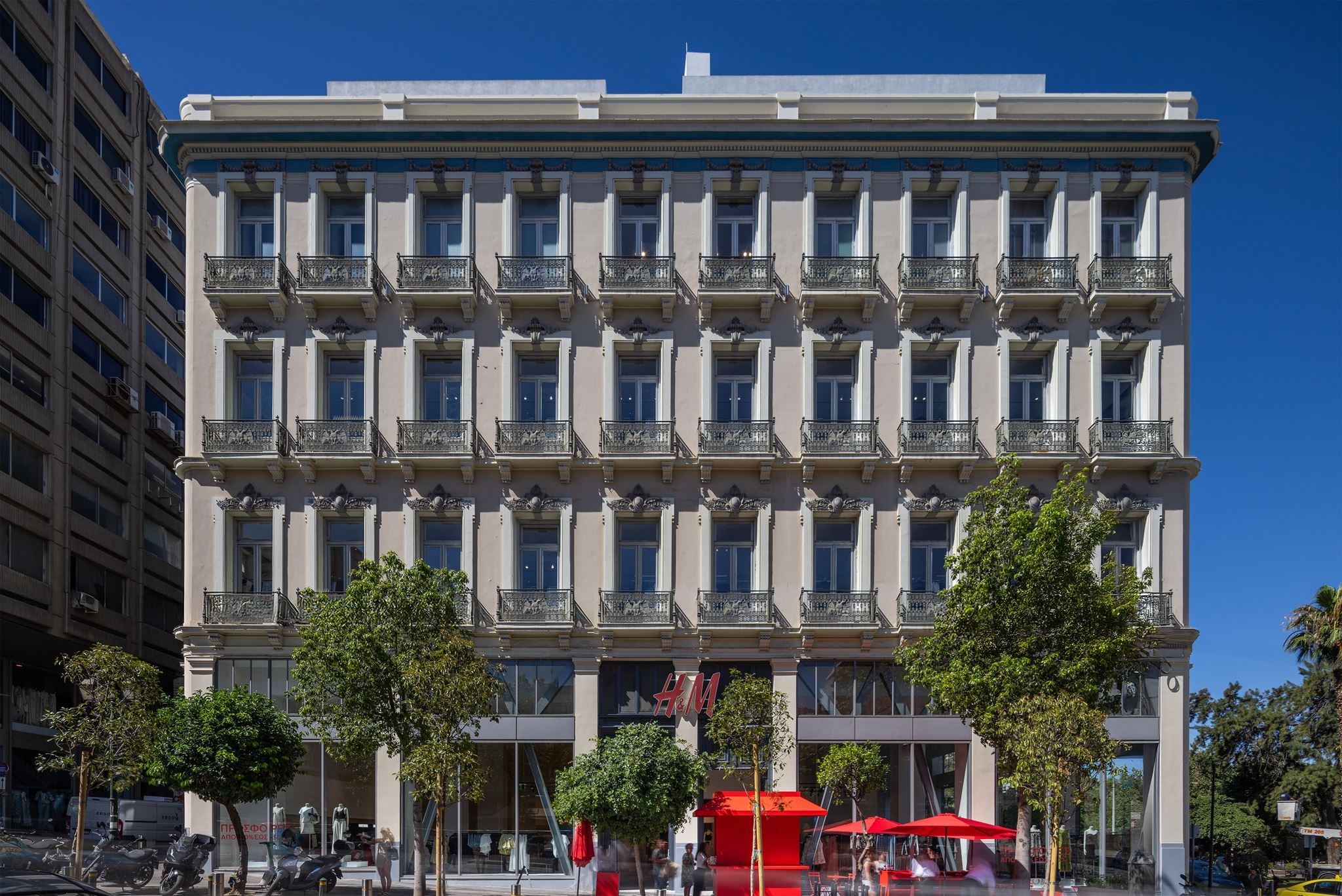 H&M: Το ανανεωμένο κατάστημα στον Πειραιά άνοιξε επίσημα τις πόρτες του