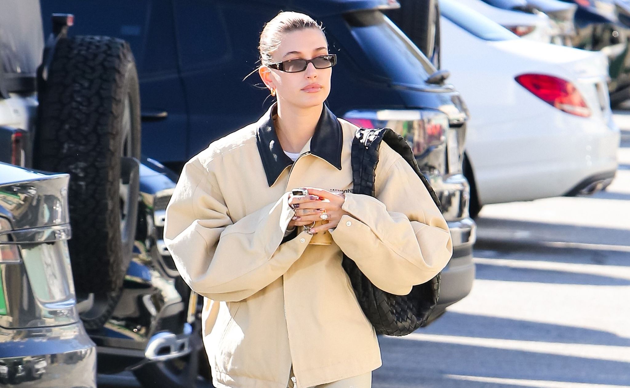 Get inspo: Η Hailey Bieber επιβεβαιώνει την επιστροφή αυτού του 90s sneaker