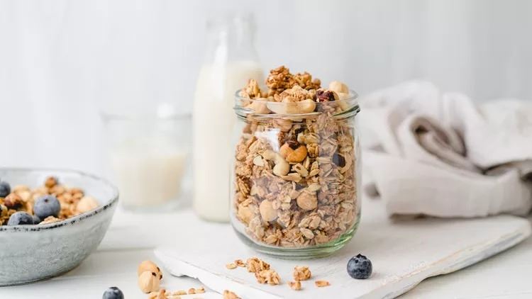 Σαν τσουρέκι! Φτιάξε σε χρόνο dt σπιτική γκρανόλα με κάρδαμο + μαχλέπι