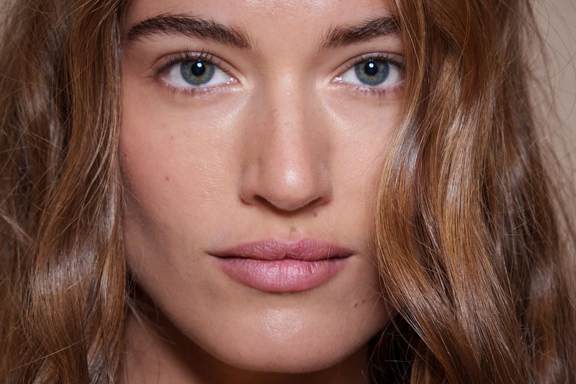 Αυτό είναι το μεγαλύτερο λάθος που κάνουν οι πιο πολλές γυναίκες όταν εφαρμόζουν την κρέμα των ματιών τους