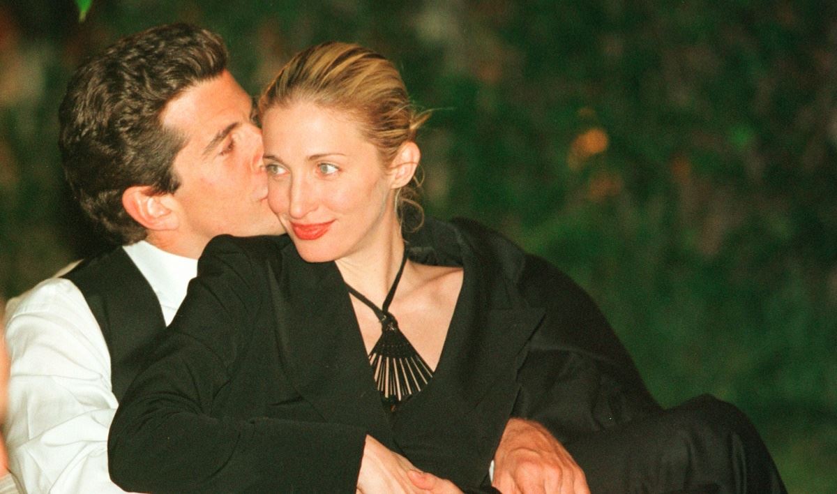 Aυτοί είναι οι ηθοποιoί που υποδύονται τον JFK Jr και την Carolyn Bessette στο American Love Story