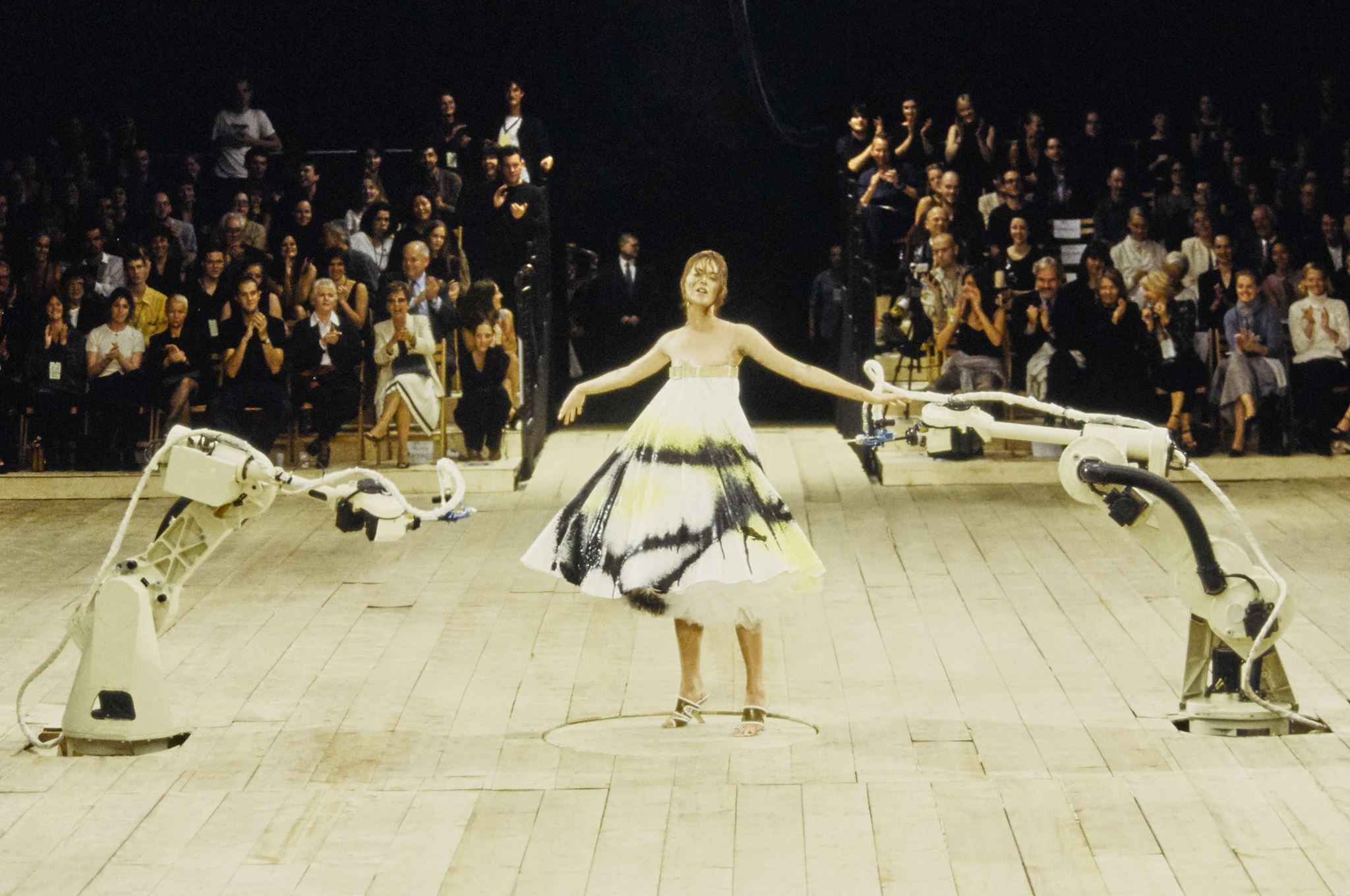 Lee Alexander McQueen: 5 σόου του σχεδιαστή που έχουν μείνει ανεξίτηλα στο μυαλό μας