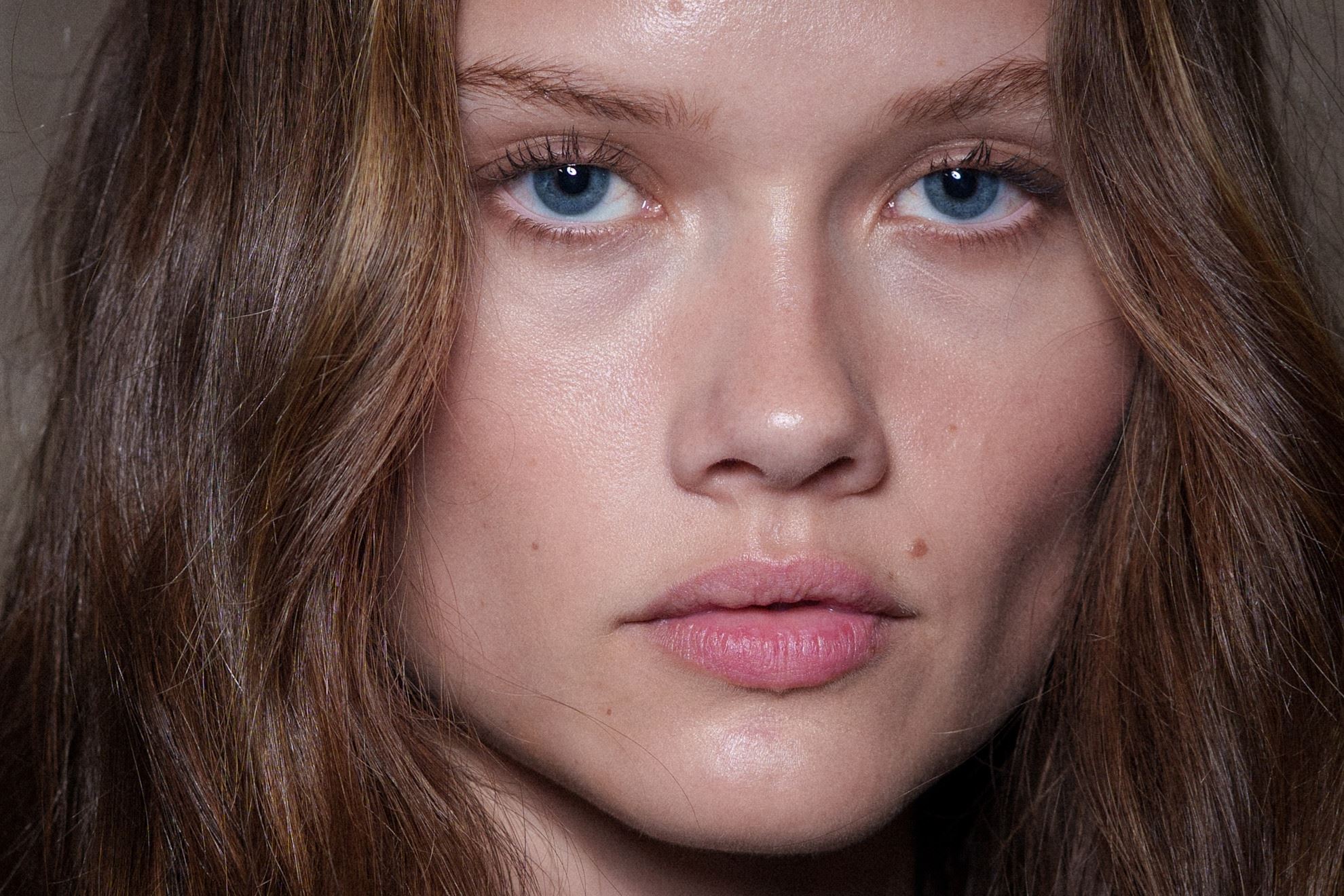 2 skincare συνήθειες που αν ακολουθείς από τα 30 θα έχεις πιο νεανικό δέρμα στα 60