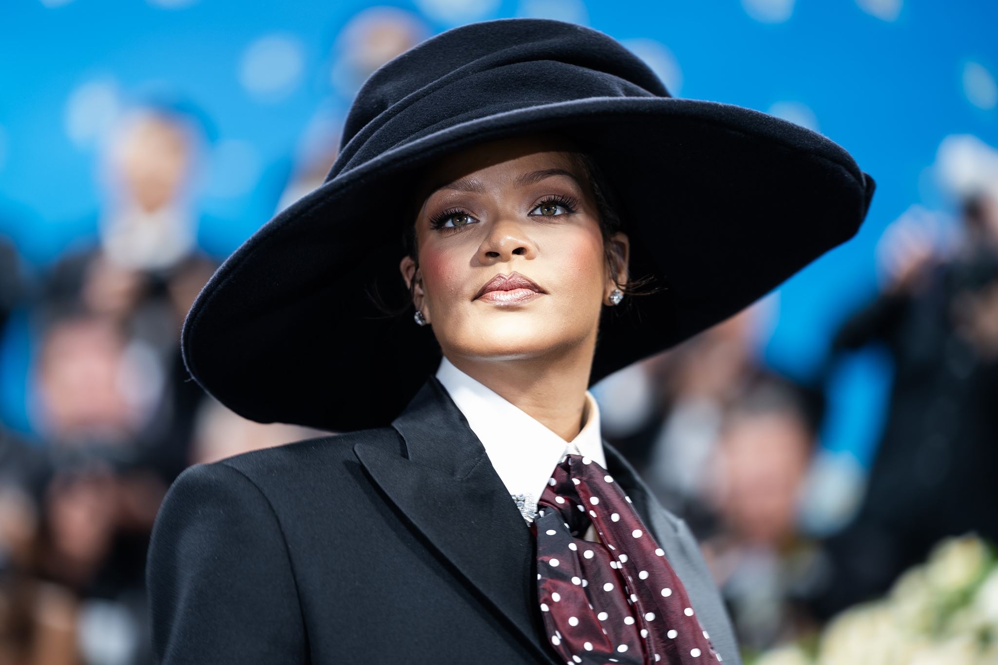 Η Rihanna ανακοίνωσε την τρίτη της εγκυμοσύνη με μία εντυπωσιακή εμφάνιση στο Met Gala 2025