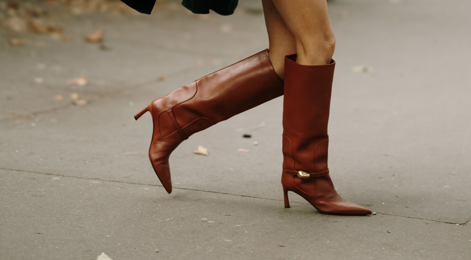 Warm chestnut: 6 ζευγάρια μπότες στην πιο cozy καφέ απόχρωση