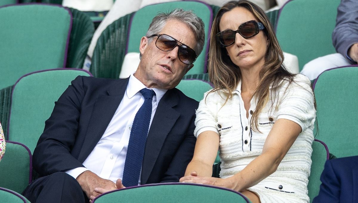 "Ακόμα και όταν κοιμάται, το κάνει με στυλ!": Ο Hugh Grant κοιμήθηκε στη μέση του προημιτελικού στο Wimbledon