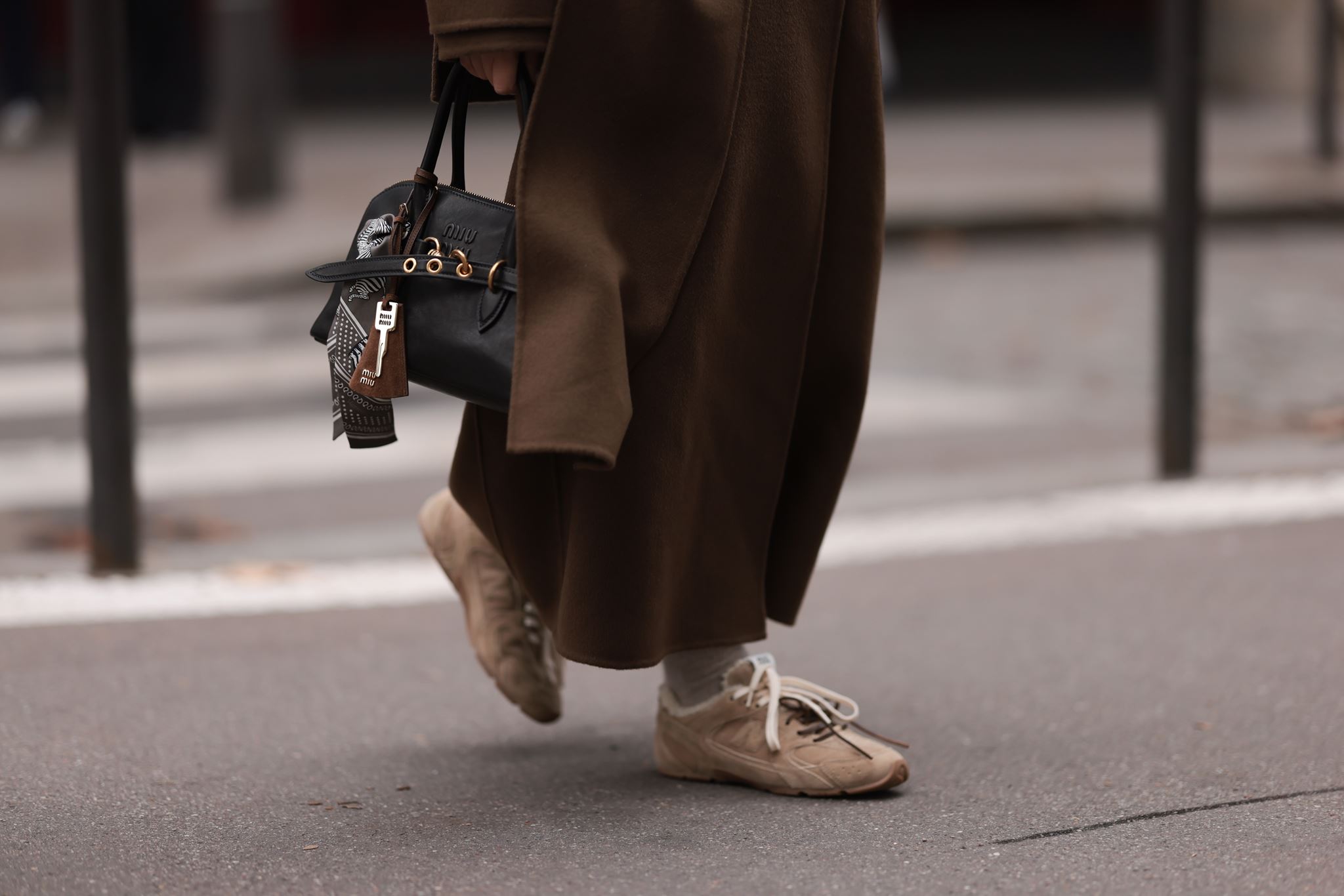 Βρήκαμε το viral stylish ζευγάρι sneakers που θα σε γεμίσει κομπλιμέντα