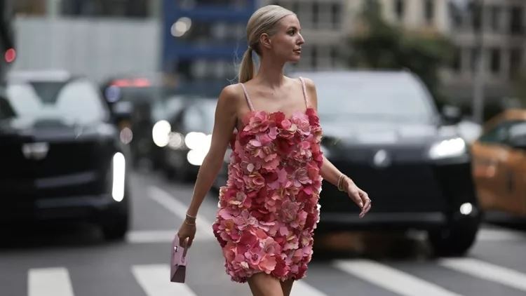 Confetti French: Η πιο παιχνιδιάρικη πινελιά στο κλασικό γαλλικό μανικιούρ