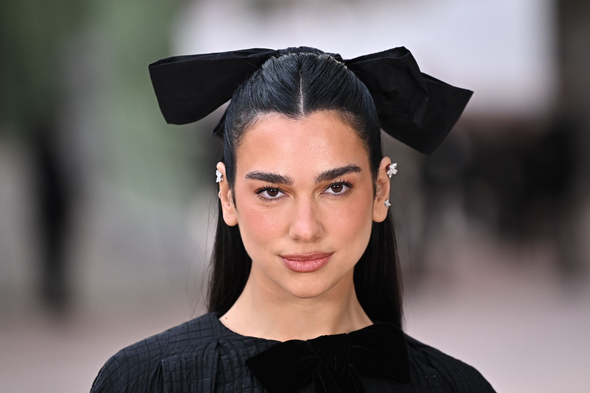 Dua Lipa: Σε αυτή την κρέμα προσώπου ορκίζεται για λαμπερή επιδερμίδα