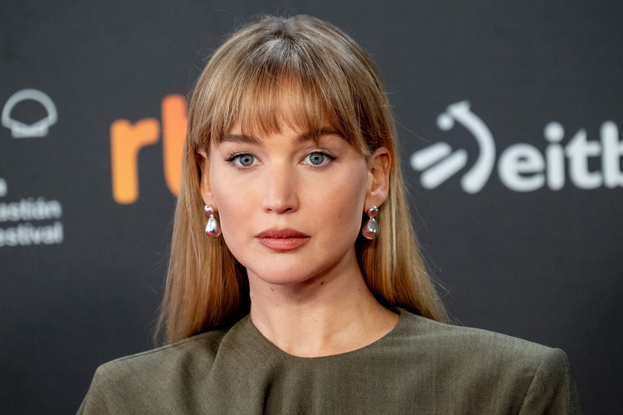 Η Jennifer Lawrence μάς χάρισε το απόλυτο inspo για τα καθημερινά looks στο γραφείο