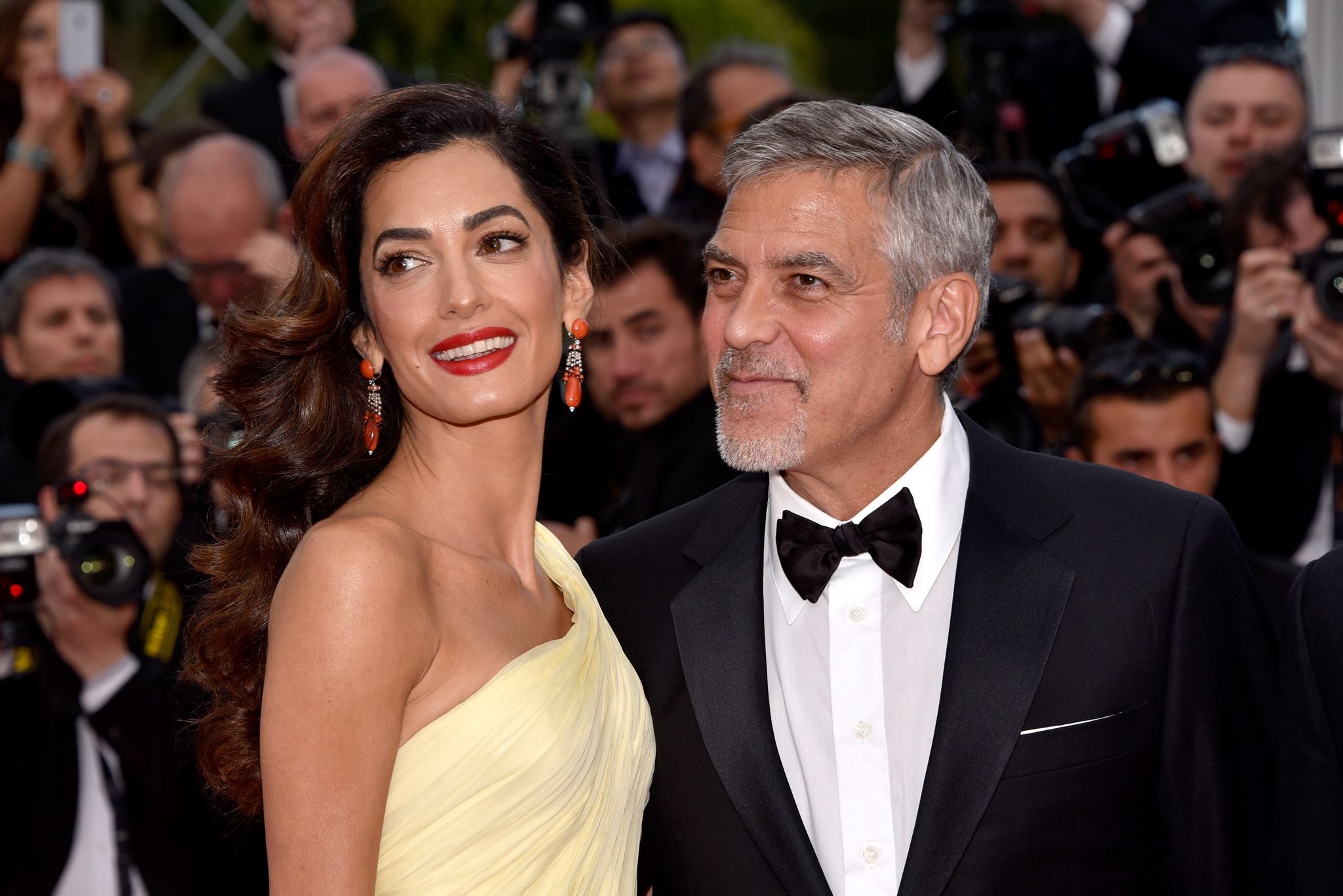 Amal Clooney: Πώς αντέδρασε όταν είδε το νέο χρώμα στα μαλλιά του συζύγου της, George