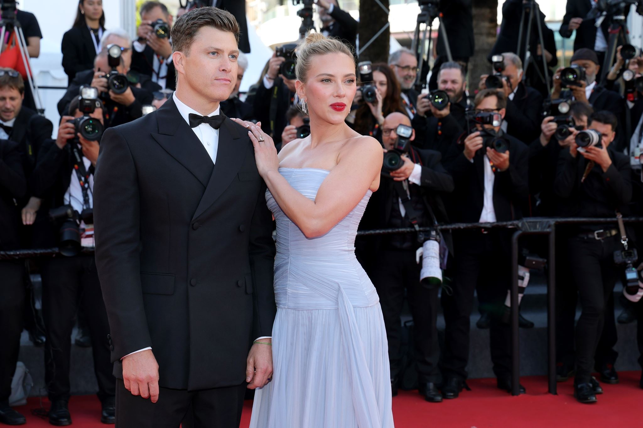 Scarlett Johansson: Το τρυφερό φιλί στον σύζυγό της στο Φεστιβάλ Καννών