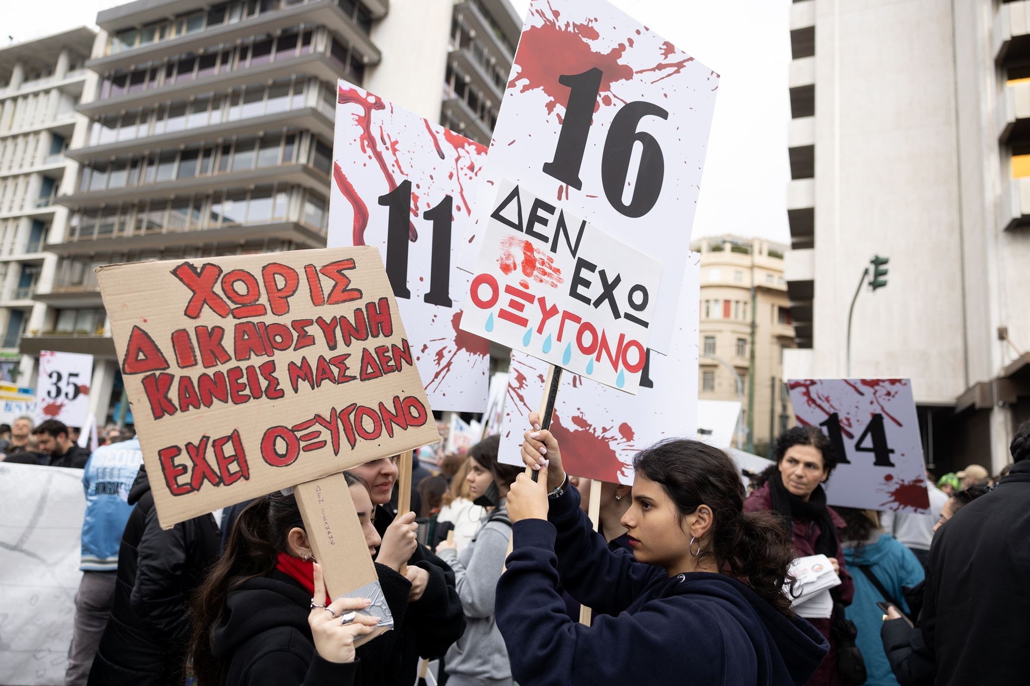 Η σύμβουλος έκδοσης του ELLE Φλώρα Τζημάκα γράφει για την τραγωδία των Τεμπών, τα εγκληματικά λάθη, τις απόπειρες συγκάλυψης και την αντίδραση της κοινωνίας