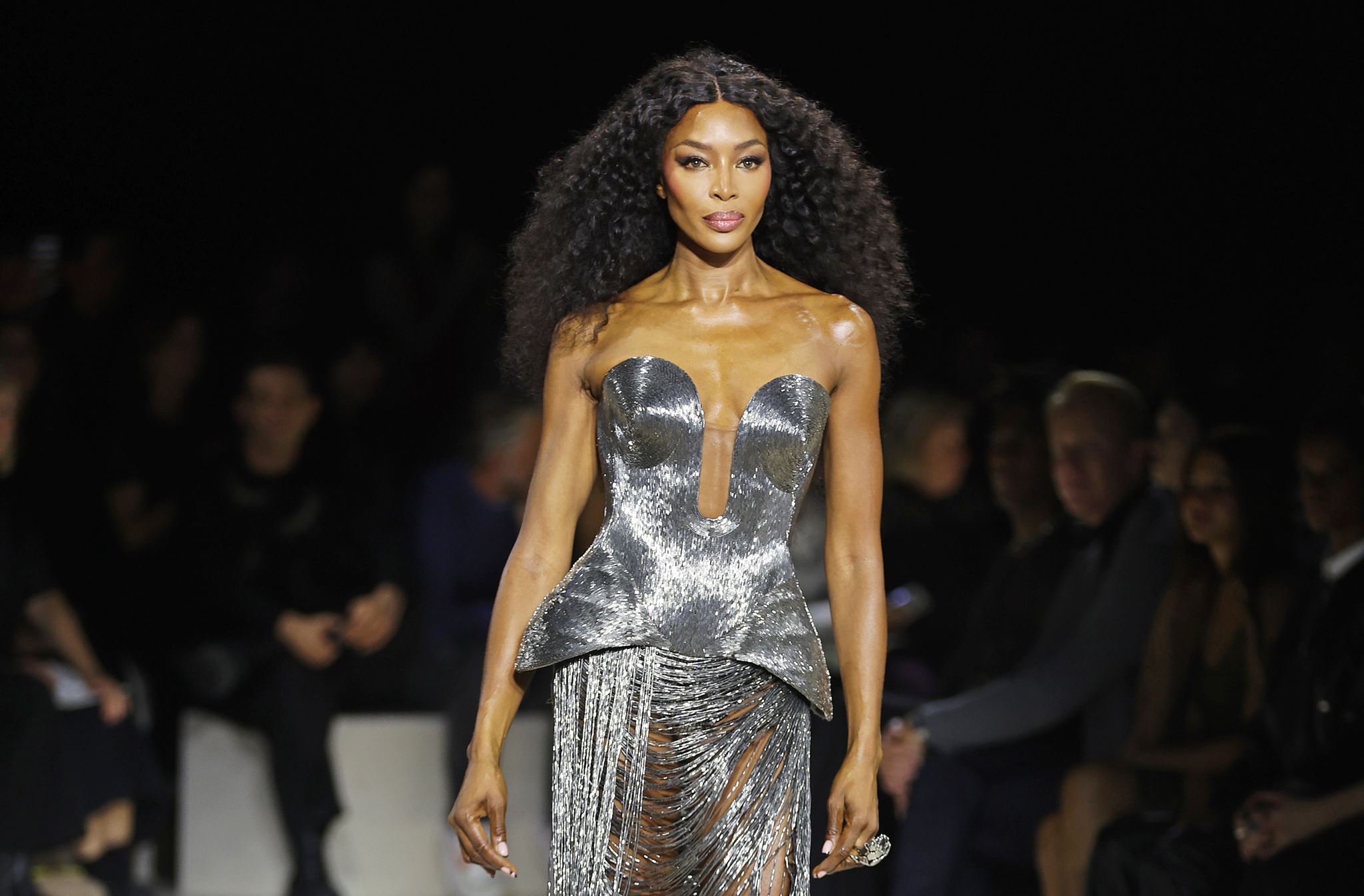 H Naomi Campbell με το χτένισμα που λίγες θα τολμούσαν