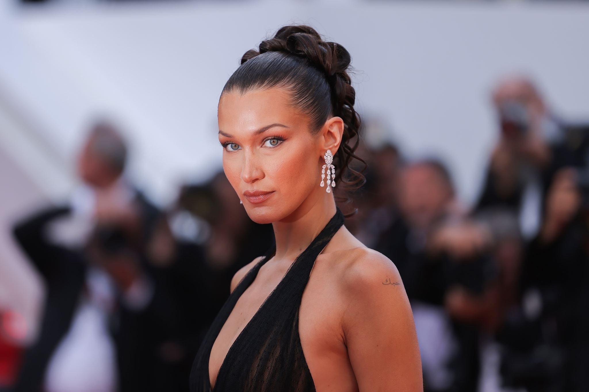 Η Bella Hadid έγινε ξανά ξανθιά-Η εντυπωσιακή εμφάνισή της στις Κάννες