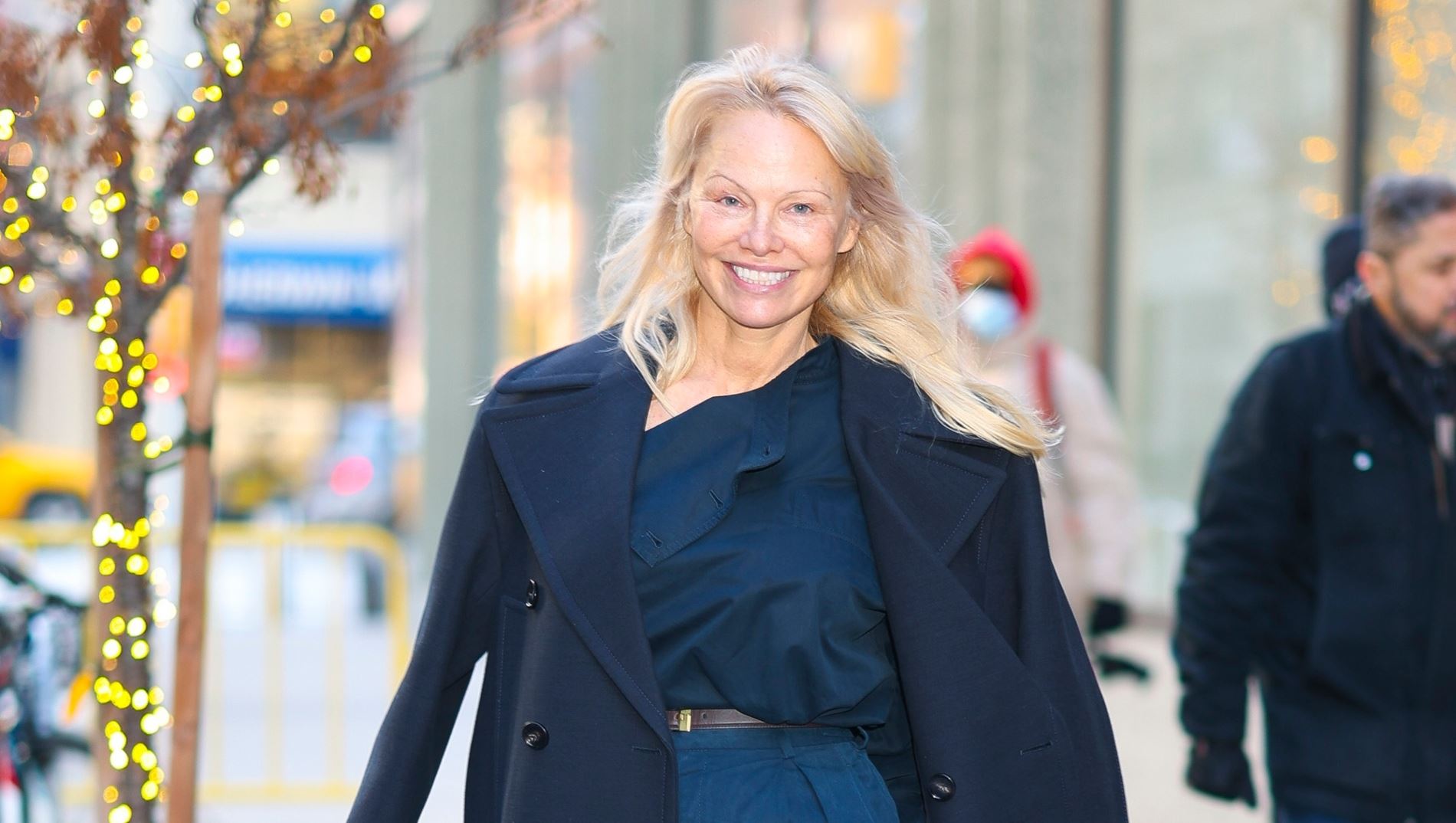 Pamela Anderson: Το άχαστο τρικ της για ένα κομψό look χωρίς πολλή προσπάθεια