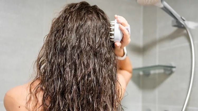 4 φυσικές μέθοδοι για πιο πυκνά και υγιή μαλλιά (χωρίς πανάκριβα προϊόντα)