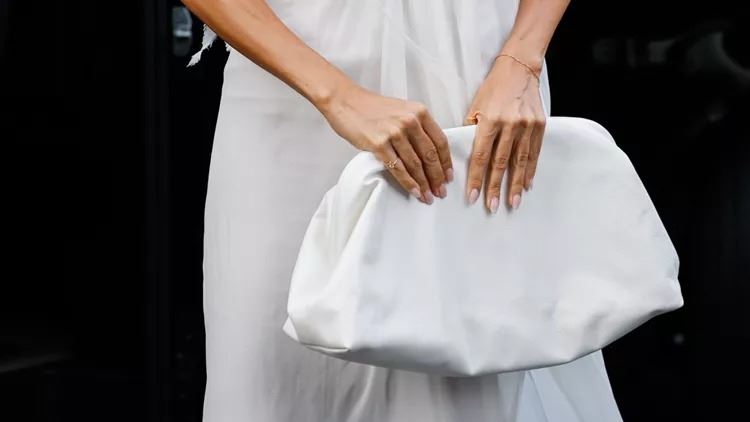 Pantone Cloud Dancer: 4 μανικιούρ που απογειώνουν το πιο "ακριβό" χρώμα του 2026