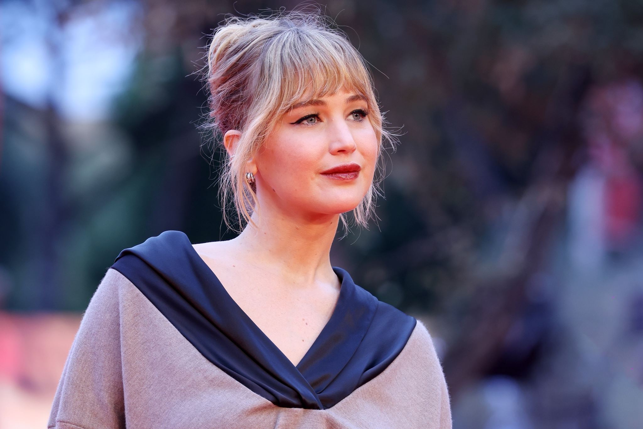 Jennifer Lawrence: Το ανατρεπτικό Dior look στο κόκκινο χαλί του Φεστιβάλ της Ρώμης