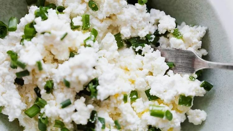 Cottage cheese: Πότε το δημοφιλές τυρί μπορεί να γίνει "παγίδα" για την υγεία σου
