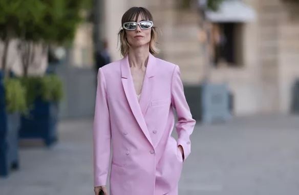 Αυτό το λινό powder pink κοστούμι θα "απογειώσει" το ανοιξιάτικο office style σου