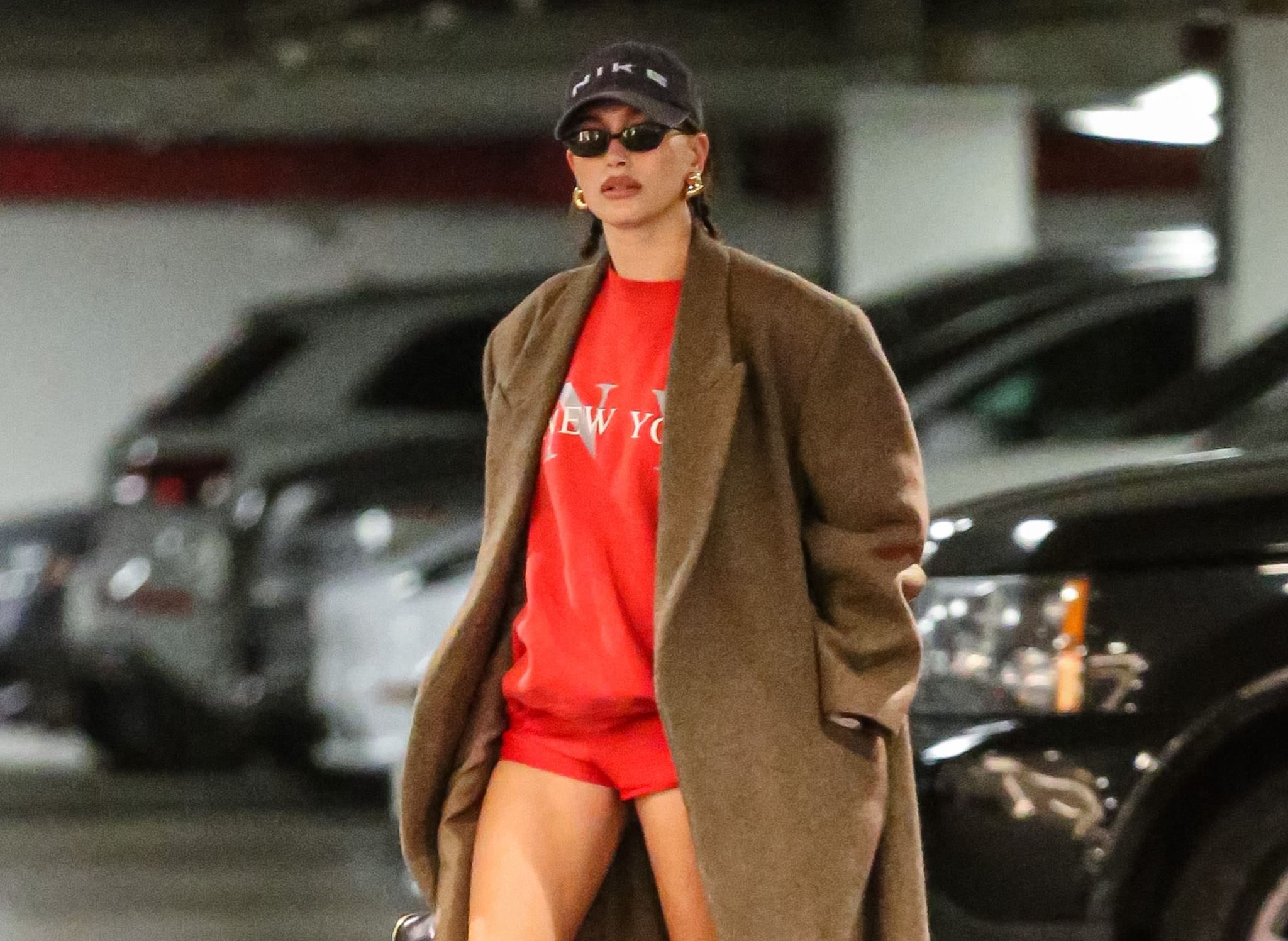 Do it like Hailey: Το cool look με φούτερ που θέλουμε κι εμείς να αντιγράψουμε