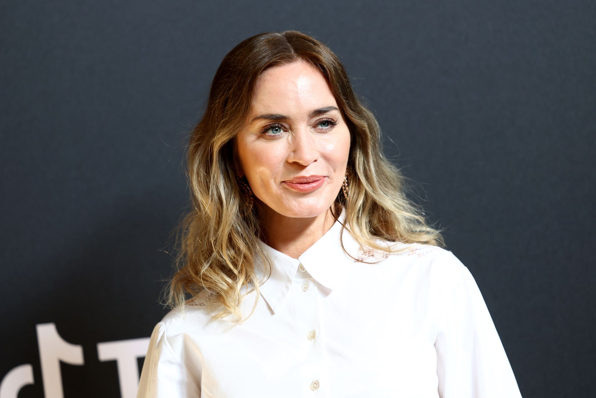 Emily Blunt: H επιστροφή στο κόκκινο hair-look για τα γυρίσματα "Ο Διάβολος Φοράει Prada 2"