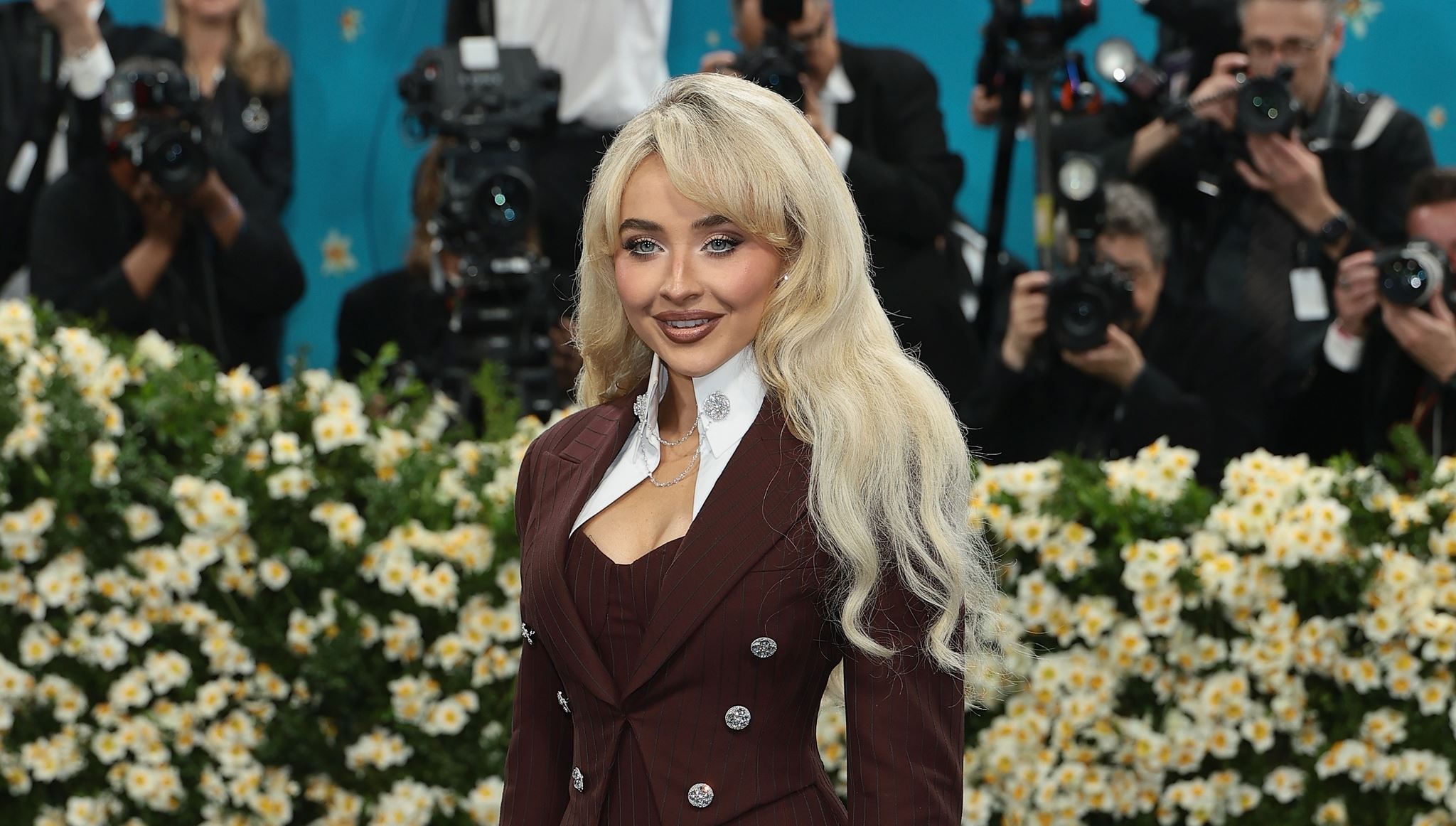 Η Sabrina Carpenter με αλλαγμένο look που δεν θυμίζει σε τίποτα τις σέξι εμφανίσεις της