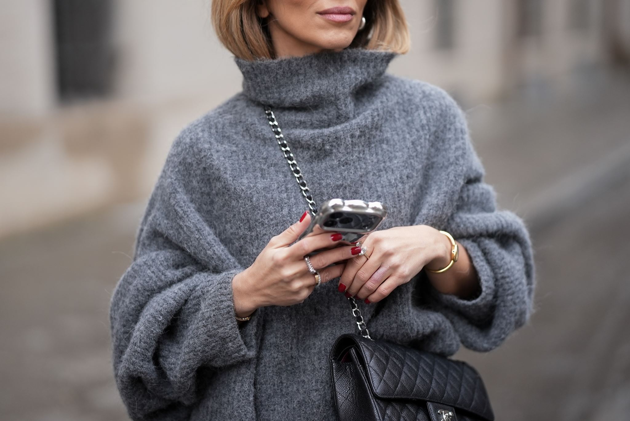 Το χρώμα και το σχήμα στα νύχια που κάνουν τα χέρια να δείχνουν πιο νεανικά