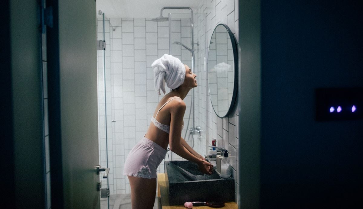 Τέλος στη γυάλινη πόρτα του ντους: Αυτή είναι η κομψή εναλλακτική λύση που θα την αντικαταστήσει