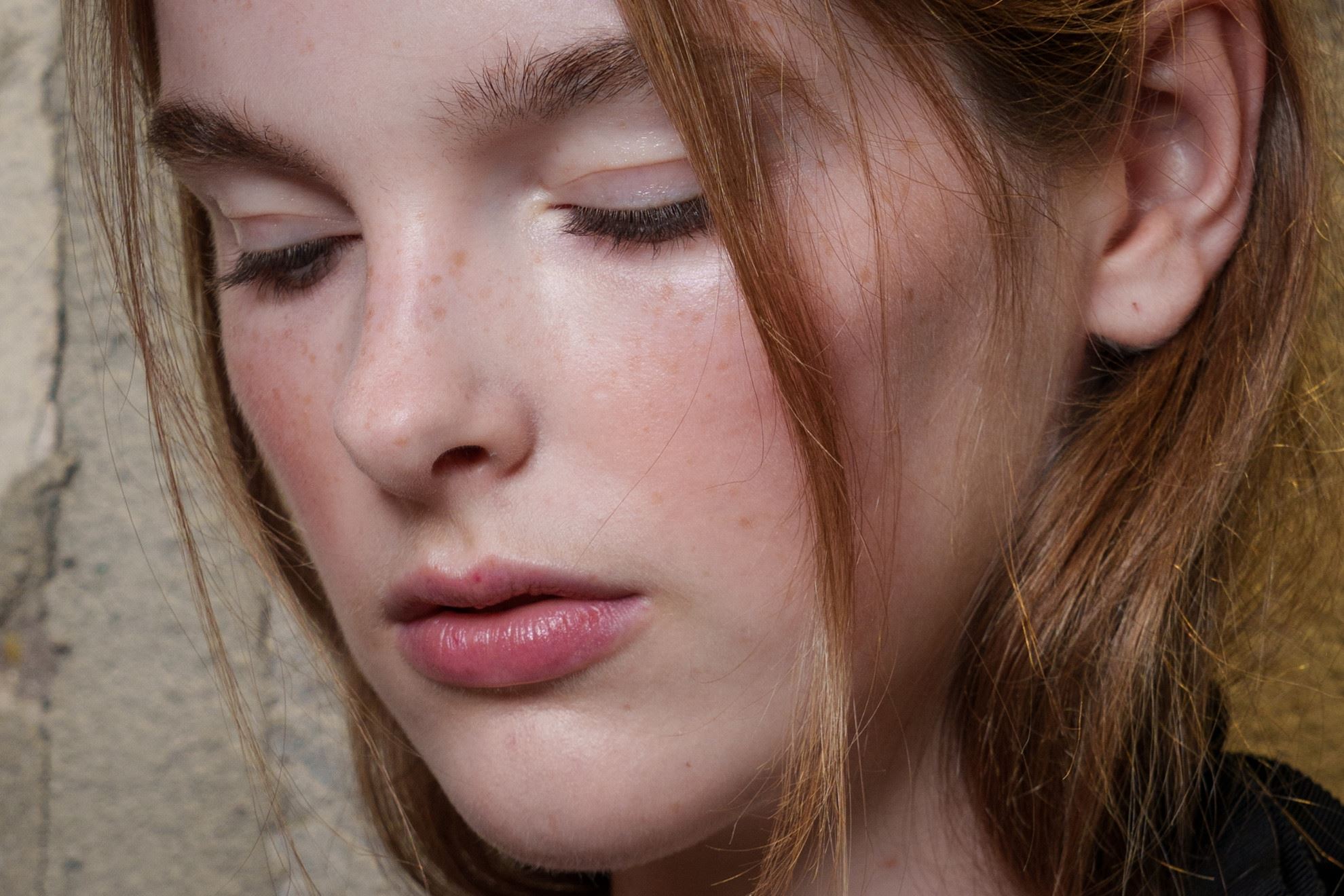 Η υπερβολική χρήση καλλυντικών βλάπτει το δέρμα τελικά;