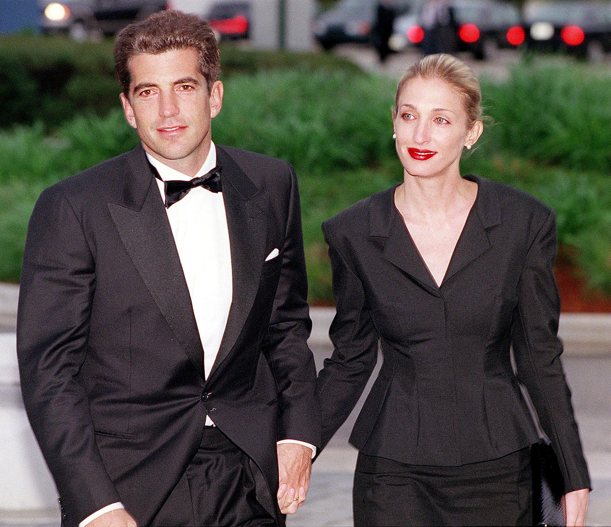 Carolyn Bessette-Kennedy: Οι διαχρονικές εμφανίσεις του style icon που μπορείς να αντιγράψεις