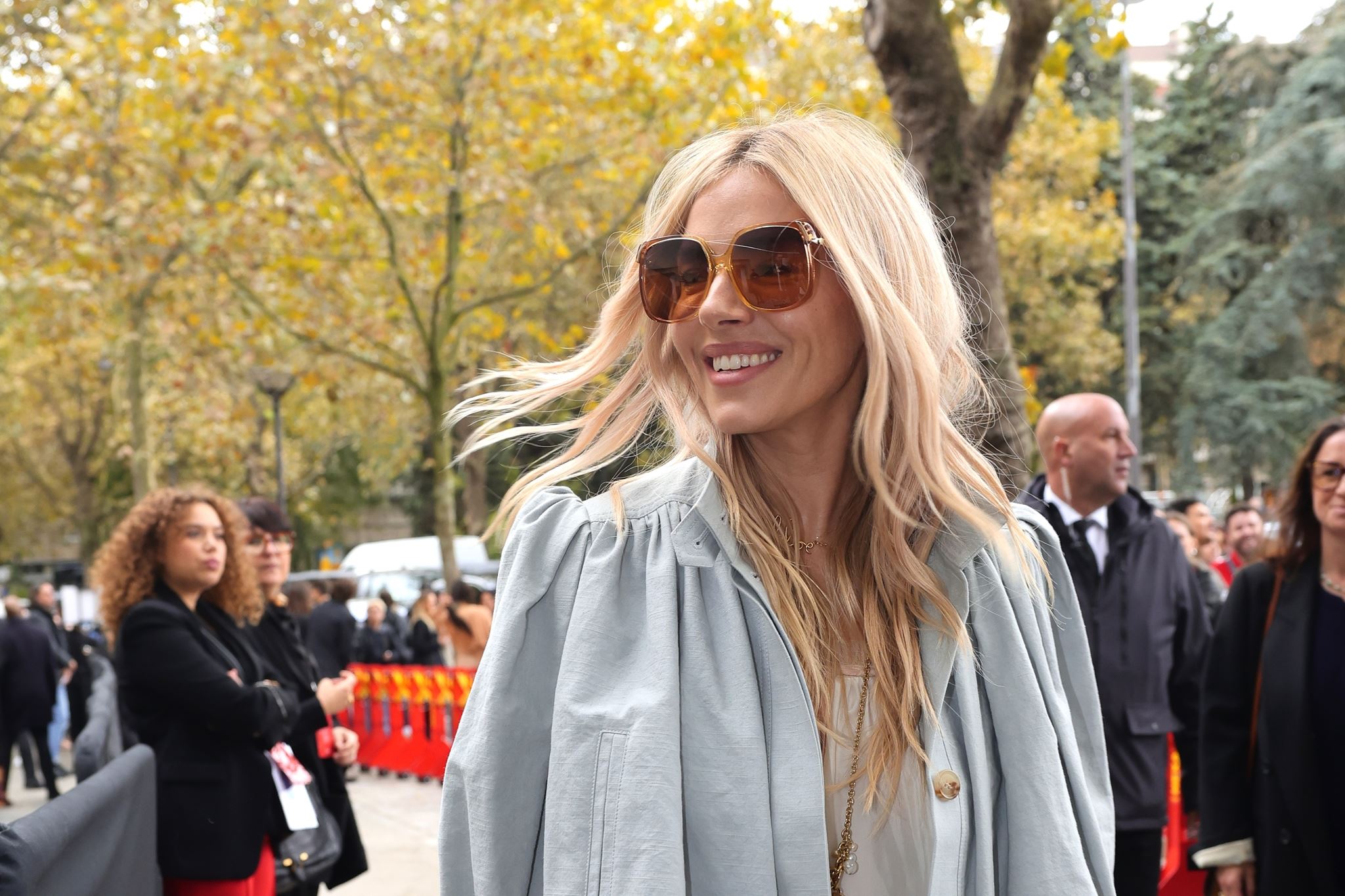 Το απόλυτο φθινοπωρινό look της Sienna Miller και πώς να το αντιγράψεις
